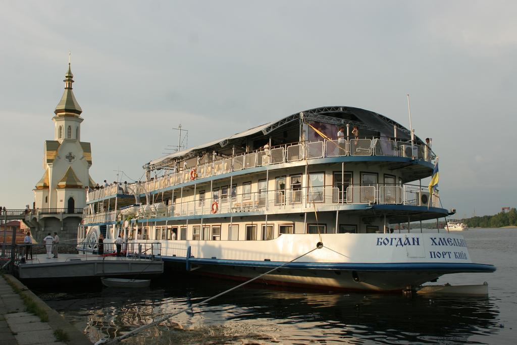 Bogdan Khmelnytskyi Kyiv Exterior foto